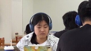 在图书馆听鸡你太美，但是耳机没连上...