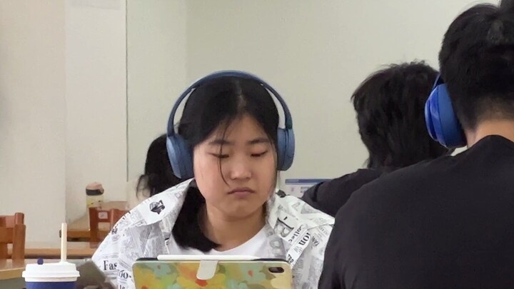 在图书馆听鸡你太美，但是耳机没连上...