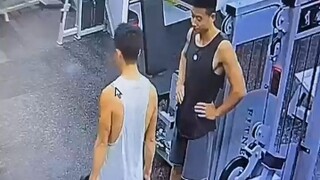 “花钱敷衍教练”  上私教课还摸鱼，小时候糊弄老师 长大了糊弄教练