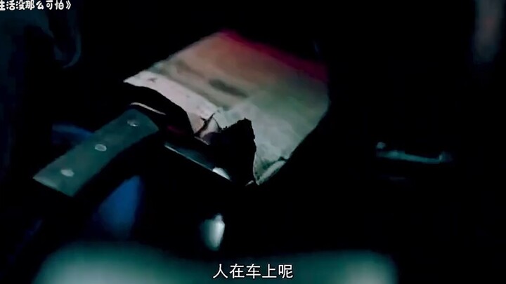 Cô gái xinh đẹp gọi taxi phát hiện người phụ nữ ngồi ghế phụ bị trói, định gọi cảnh sát thì biết đượ