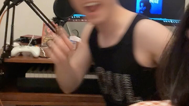 Pikiran berantakan, cuma pakai tank top hitam terus ngira dirinya Tao Zhe, ribut banget 555!