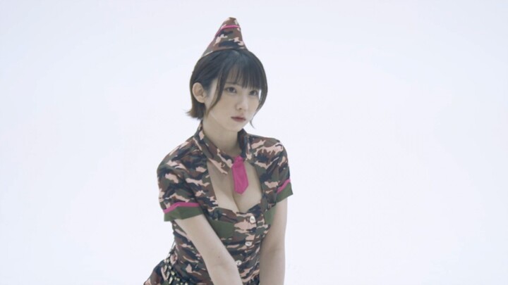 Enako chụp ảnh bìa cho tạp chí PEACE COMBAT