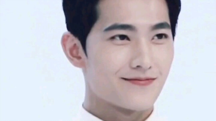 Yang Yang’s expression changes in an instant; the difference between smiling and not smiling is huge