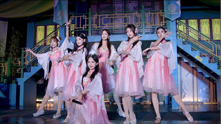 "Chimelong Girls Group" accompanied by beautiful women under the moon