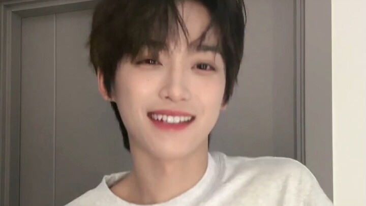 22年梓渝和王心凌合唱（爱你）梓渝跳的星奇摇、星奇摇2.0版、加绒摇、手势舞；梓渝说：说话不在行，舞一下吧！会唱会跳，还会演的梓渝，谁能不爱呀？