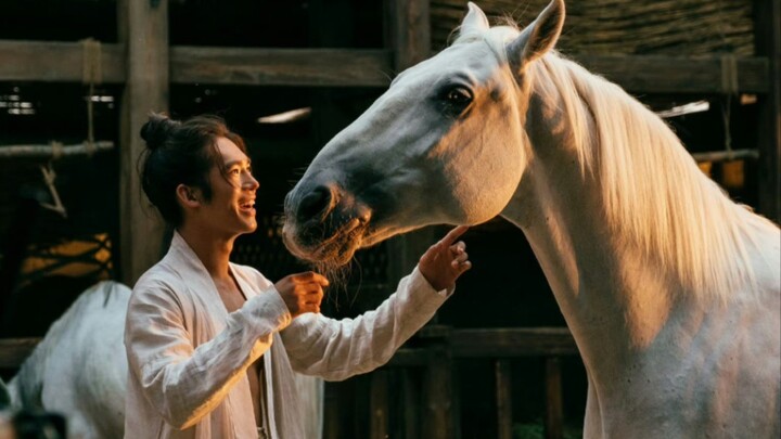 He is Ji Fa who gallops on horseback and he is also the young man who gallops to give apples to the 
