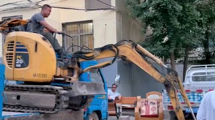 Sang master tenang-tenang saja, bahkan menyalakan sebatang rokok.