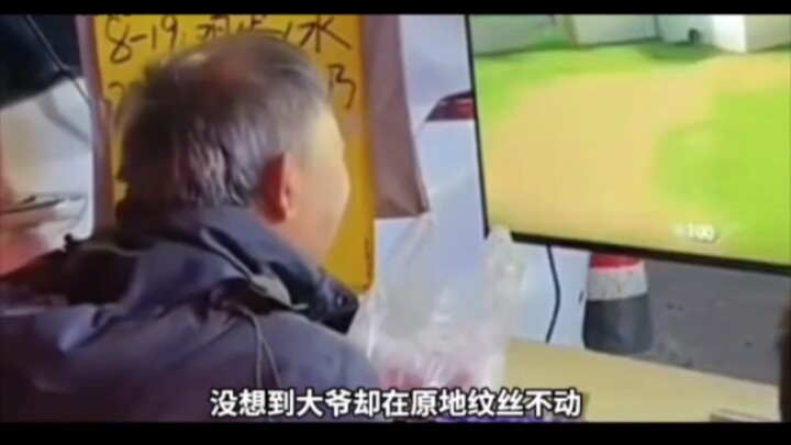 نهض الرجل العجوز قائلاً: "هل يمكنني الحصول على مجموعة من هذا الكمبيوتر مع الألعاب بـ 200 ألف؟"