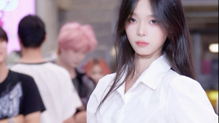 她站在这里就是风景线#abracadabra #abracadabra舞蹈挑战 #女大学生 #韩国女团 #清纯女神