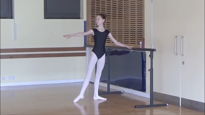 Luyện tập thanh ngang trong ballet: Cô bé 13 tuổi