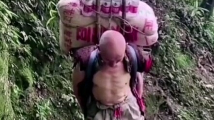 Too tired to stand, the old man carried 240 kilograms of goods up the mountain.