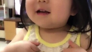 أحد مستخدمي الإنترنت اليابانيين ينشر صورة لابنته الصغيرة في المنزل، وصوتها الناعم واللطيف يذوب القلب