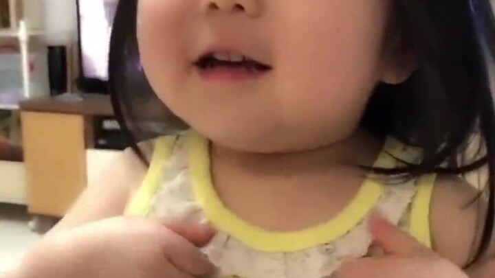 A Japanese netizen posted a photo of his cute little daughter at home. The way she speaks in a baby 