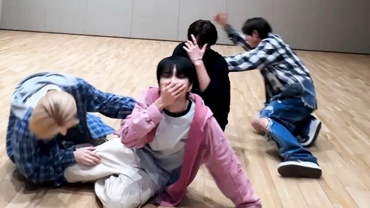 240917 TWS Cute Flirting Challenge 💌 Shinwi, Gyeomjin, Sweet Stand