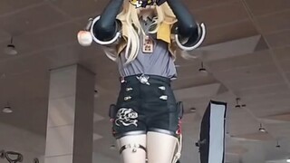 رقصت بشكل فوضوي على حلقة فو فو.