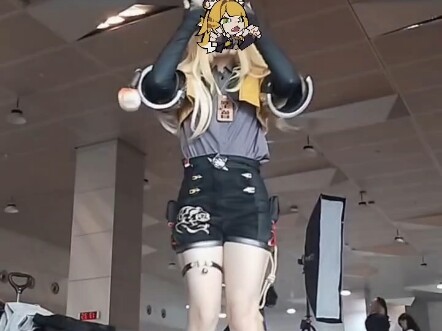 رقصت بشكل فوضوي على حلقة فو فو.