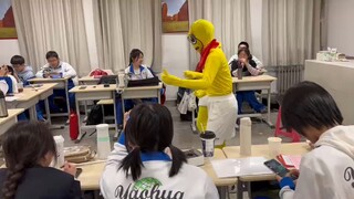 在学校翻跳了2024刀p圣诞贺曲