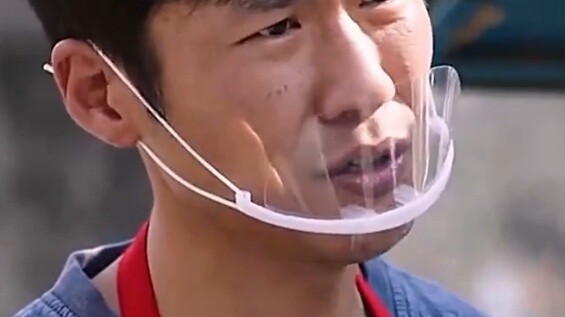 Sự chân thành của chàng trai khiến ông chủ ấn tượng và quyết định cho anh ta bán xúc xích trong căng