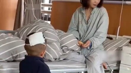 คุณพ่อพาลูกไปเยี่ยมภรรยาที่โรงพยาบาล ระหว่างทางลูกลื่นหัวแตก แถมยังโทรบอกแม่ให้ลงมาช่วยลงทะเบียนพร้อ