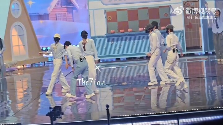 ซ้อมใหญ่วันเซียวเหนียนของวงไทม์นักเรียน รู้สึกว่าพี่ๆ ทุกคนยิ่งหล่อขึ้นแถมตัวยังสูงขึ้นด้วย ตั้งตารอ