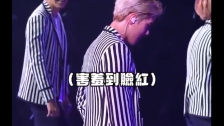 Sehun lupa lirik, penggemar bantu bernyanyi, wajahnya memerah karena malu!