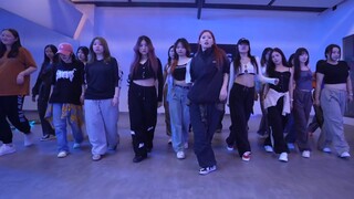 [لي تيتشوي ✖️TSWAG] صادمٌ جدًا! قيادة 30 شخصًا في أسرع رقصةٍ لأغنية TripleS - "الفتيات لا يموتن أبدً