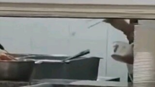 تشونغتشينغ وانتشو، طالب من إحدى المدارس يصور مشهدًا من مقصف المدرسة