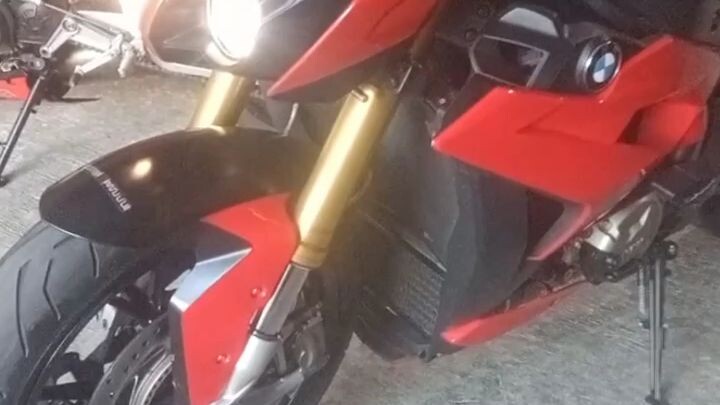 BMW R1000🏍️🏍️🏍️ please like and follow my page thanks 🙂🙂🙂