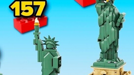 Perbandingan ukuran Patung Liberty LEGO terbesar dan terkecil