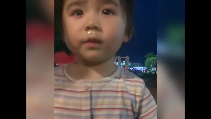 Đi dạo thì nhặt được một em bé, bé rất ngoan, không khóc cũng không quấy!
