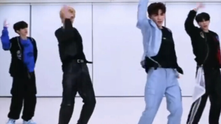 قال أوه لي في البث المباشر لـ «ZB1» إنهم تدربوا لمدة أسبوع كامل فقط على مراسم الظهور الأول! هذا لا ي