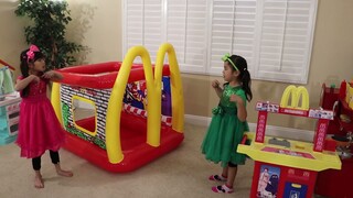 Emma and Jannie Pretend Play with McDonalds Hamburger Restaurant Food Toys
