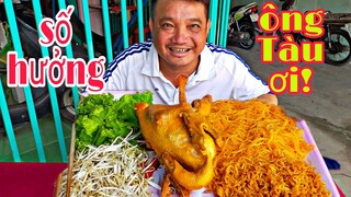 Tâm Chè hưởng xoáy Con gà và mâm hủ tíu của Thánh Ăn Cái Tàu.