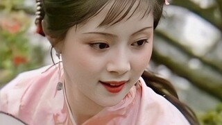 好个唇不点而红，眉不画而翠，脸若银盘，眼如水杏的古典美人