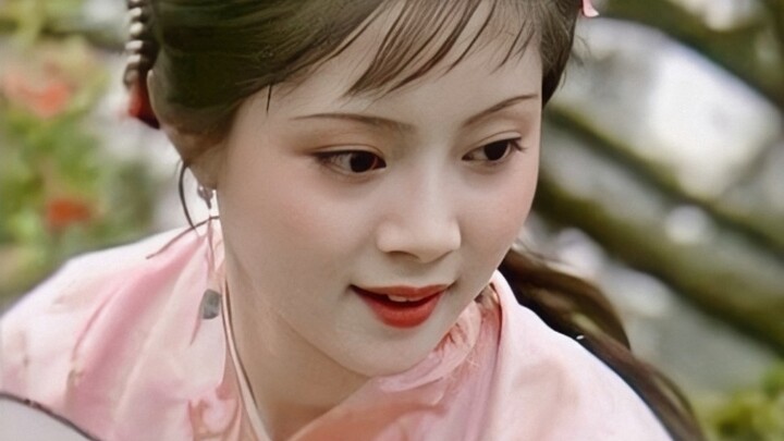 What a classical beauty with lips that are red without makeup, eyebrows that are green without paint