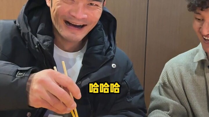 This noodle shop in Yinchuan is seriously legit! A bowl of noodles comes piled high with 200g of bee