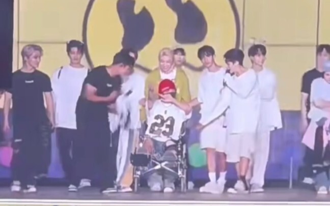 Bahkan saat Seungcheol didorong keluar dengan kursi roda, menurutku momen itu benar‑benar membahagia