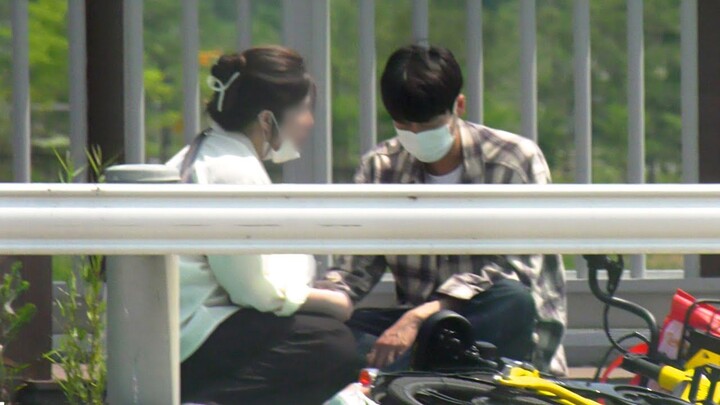 삶에 지쳐 힘들어하는 사람을 본다면? | 사회실험 | 실험카메라