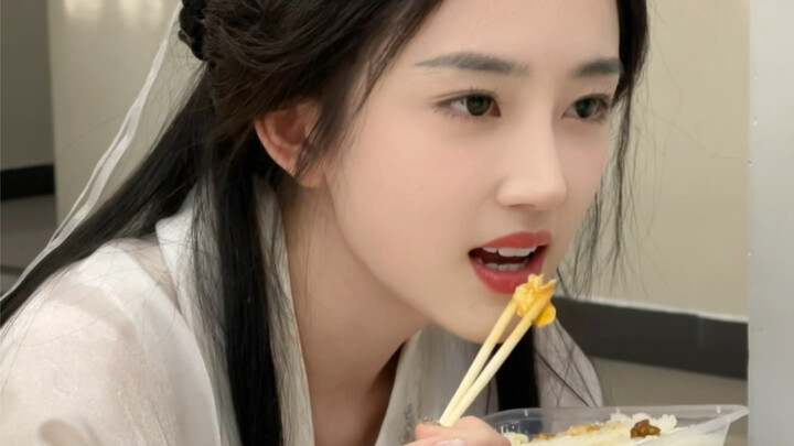 สาวงามโบราณกินข้าวยังไง?