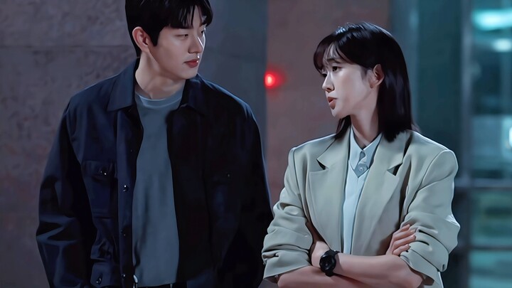 Is there anyone who supports them? The cold senior and the cheerful big dog, they are a perfect matc