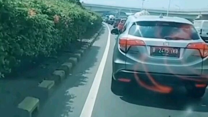 mabil ini gak mau ngasih jalan keambulance