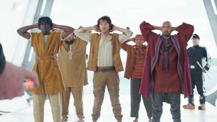 ในโลกอนาคต ผู้ยากไร้ไม่สามารถสวมรองเท้าขณะทำงานได้ เพราะพื้นโรงงานกลับถูกจ่ายไฟฟ้าแรงสูง!