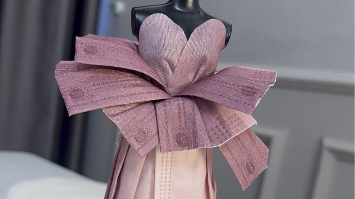 Dùng khẩu trang may vài bộ váy nhỏ xinh