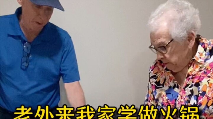 Vì ông chồng người Mỹ khoác lác, hàng xóm của ông đã đưa mẹ 88 tuổi của mình sang nhà tôi học nấu lẩ