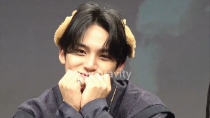 [Kim Min-gyu] His crumpled‑up self wearing dog ears is just too cute! Minecraft really wouldn’t be t