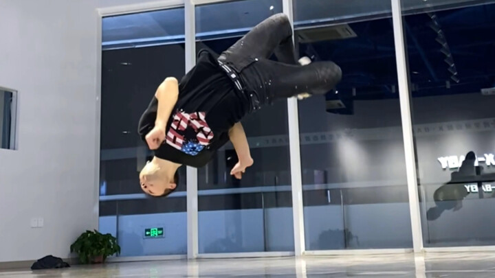 Luyện tập nhảy đường phố, tung chiêu cuối: Bboy Hao Ran HR