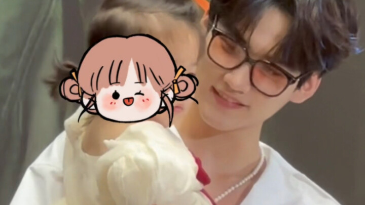 Zhou Keyu | Gambaran kehidupan pasca-menikah sudah ada kan! Dasar kamu, kok jago banget nggendong an