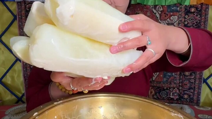 A pure milk hot pot is basically a dairy feast—dairy lovers, unite! Pair it with a summer drink like