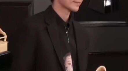Zhang Yixing akhirnya berhasil! Dia akhirnya berdiri di panggung Grammy!! Begitu membanggakan!
