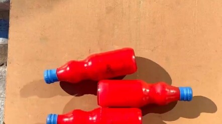 لحظة التفجير المحرِّرة لزجاجة تتدحرج فوق جبل من السكاكين!